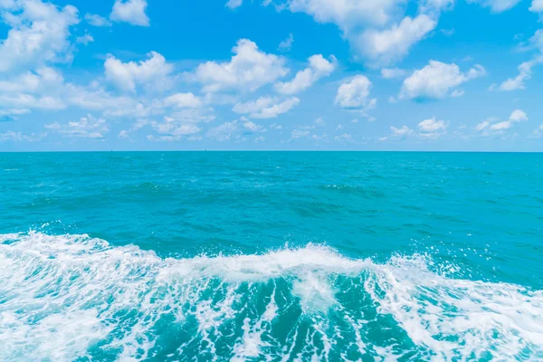 Тропа на поверхности морской воды за лодкой — стоковое фото