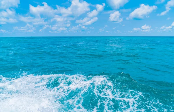 Spur auf der Wasseroberfläche hinter dem Boot — Stockfoto