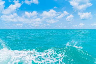 Deniz su yüzeyi tekne arkasında iz