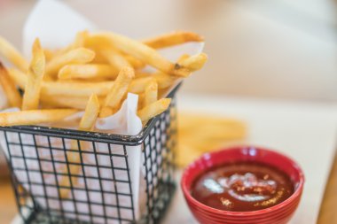 Patates kızartması masada