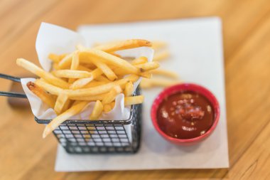 Patates kızartması masada