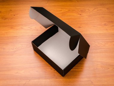 Boş kara kutu ahşap zemin üzerinde maket