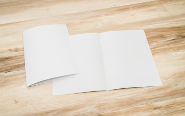 Bifold beyaz şablon Kağıt ahşap doku üzerinde