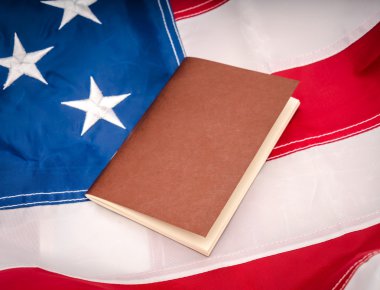 pasaport Amerikan bayrağı üzerinde