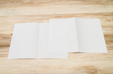 Bifold beyaz şablon Kağıt ahşap doku üzerinde