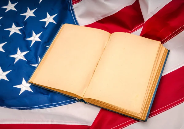 Vintage open book on American flag — Stock Photo, Image