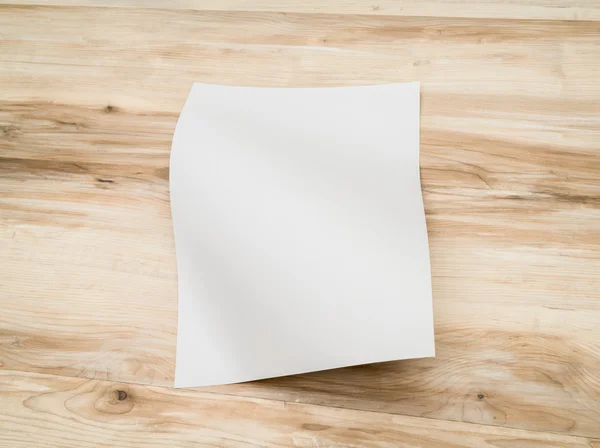 Witte sjabloon papier op houtstructuur — Stockfoto