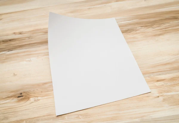 Weißes Schablonenpapier auf Holzstruktur — Stockfoto