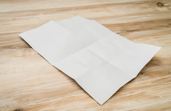Papel modelo branco sobre textura de madeira — Fotografia de Stock
