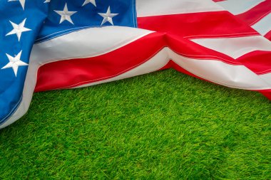 Yeşil çimenlerin üzerinde Amerikan bayrağı