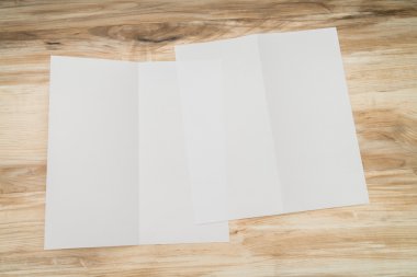 Bifold beyaz şablon Kağıt ahşap doku üzerinde