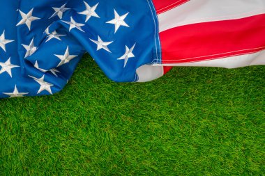 Yeşil çimenlerin üzerinde Amerikan bayrağı