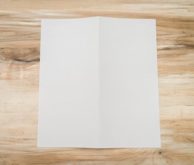 Bifold beyaz şablon Kağıt ahşap doku üzerinde