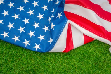 Yeşil çimenlerin üzerinde Amerikan bayrağı