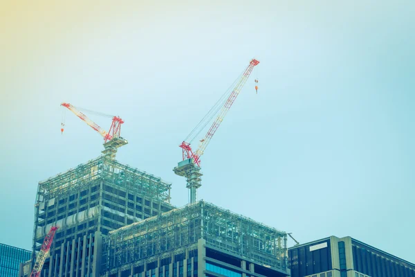 Guindaste e canteiro de obras (Imagem filtrada processada — Fotografia de Stock