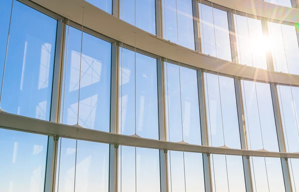 Großes Fenster mit Sonnenschein — Stockfoto