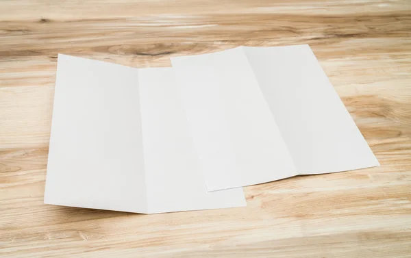 Bifold beyaz şablon Kağıt ahşap doku üzerinde — Stok fotoğraf