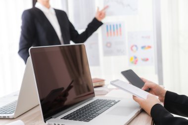 Dizüstü bilgisayar ve mali grafikleri toplantı o kullanarak iş adamları