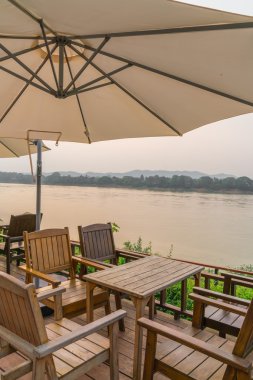 Açık masa ve sandalyeler