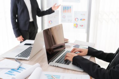 Dizüstü bilgisayar ve mali grafikleri toplantı o kullanarak iş adamları