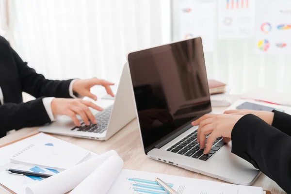 Business people using laptop  and Financial charts  at meeting o — Stock Photo, Image