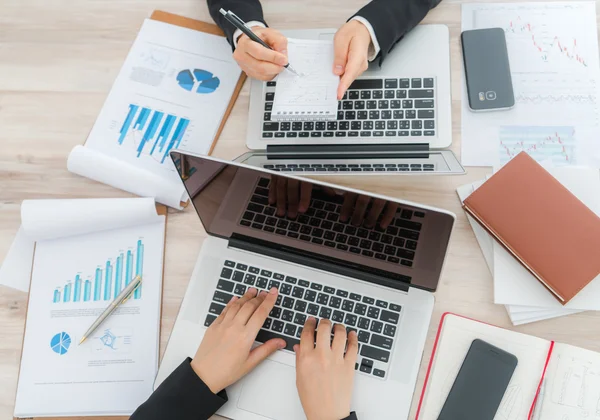 Affärsmän använder laptop och finansiella diagram på mötet o — Stockfoto