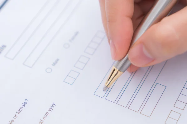 Hand mit Stift über Antrag für — Stockfoto