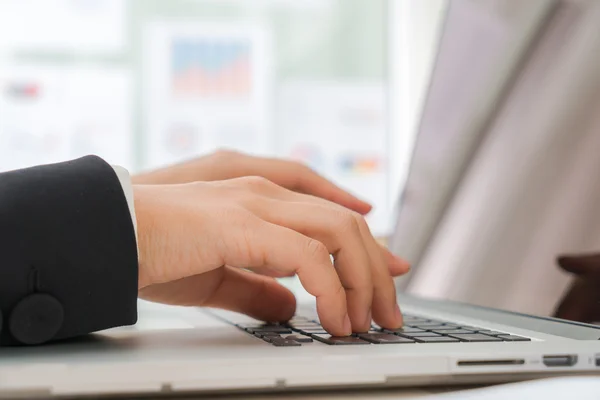 Person typing on laptop keyboard — Stock Photo, Image