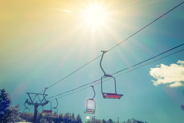 Západ slunce a lyžařský vlek jít přes pohoří (filtrováno obraz pr — Stock fotografie