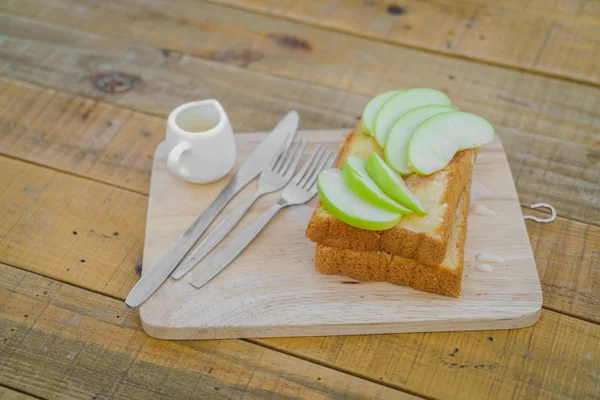 苹果与面包送达实木板 — 图库照片#