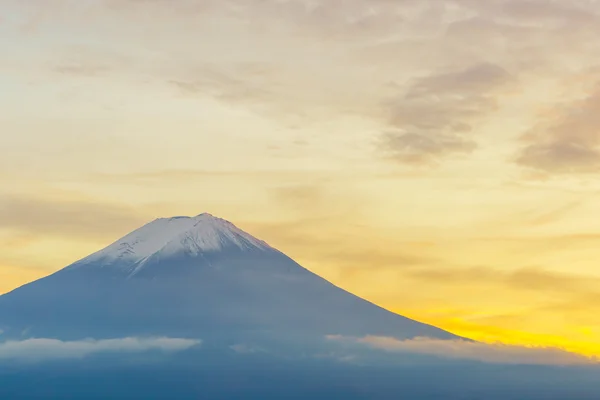 Bellissimo tramonto e montagne — Foto Stock