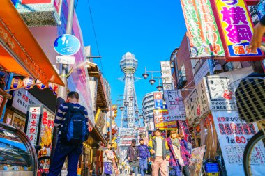 Osaka, Japonya - 30 Kasım 2015: Shinsekai Tsutenkaku Kulesi 