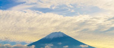 güzel gün batımı ve dağlar