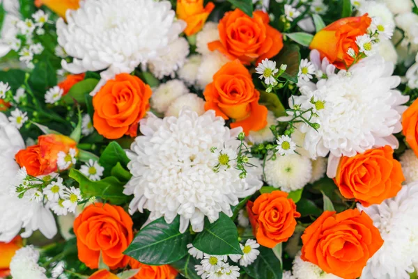 Красиві квіти для валентинки і весільна сцена — стокове фото