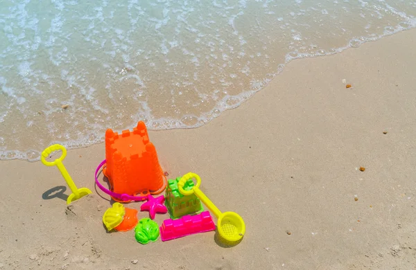 海のビーチでビーチおもちゃ — ストック写真