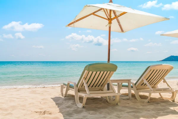 Chaises de plage sur plage de sable blanc tropical — Photo