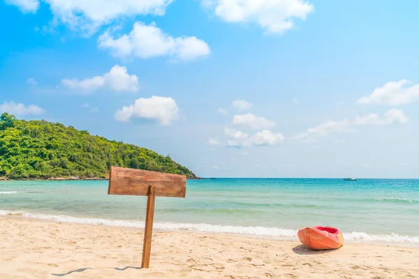 Wooden signboard on tropical beach — Stock Photo, Image