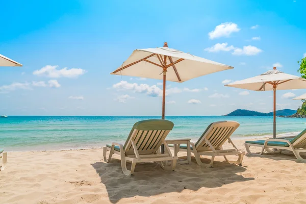 Solstolar på tropiska vit sandstrand — Stockfoto