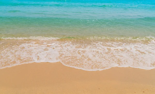 Vlna moře na pláži s pískem — Stock fotografie