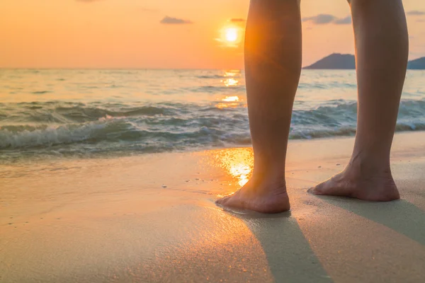 Füße im Sand bei Sonnenuntergang — Stockfoto