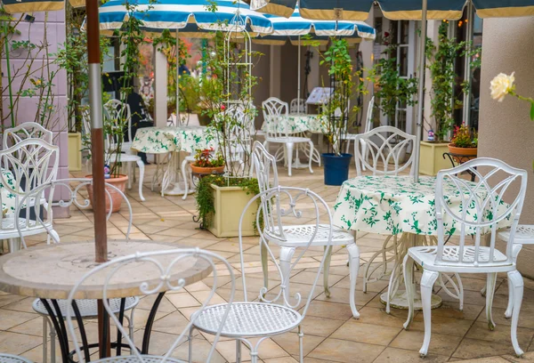 Picknickplatz mit Tisch — Stockfoto