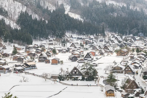Hermoso pueblo en las montañas de invierno — Foto de Stock