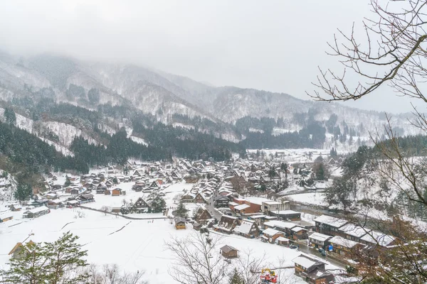 美丽的村庄，在冬天山 — 图库照片