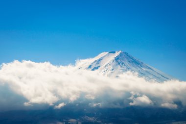 dağlar ve mavi gökyüzü 