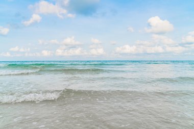 Mavi deniz ve gökyüzü ile güzel beyaz kum plaj