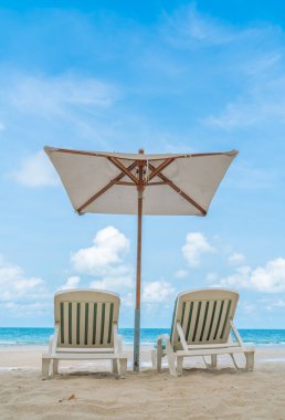 Güzel plaj sandalyeleri tropikal beyaz kum beac şemsiyesi ile