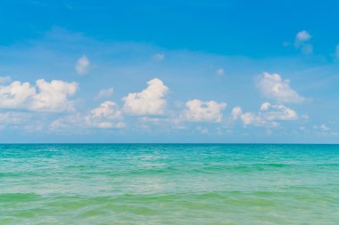 Güzel mavi deniz ve gökyüzü