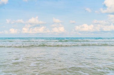 Mavi deniz ve gökyüzü ile güzel beyaz kum plaj