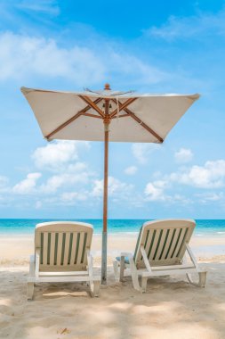 Güzel plaj sandalyeleri tropikal beyaz kum beac şemsiyesi ile