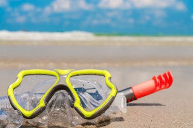Beyaz deniz kum plajında Scuba dalış ekipmanı